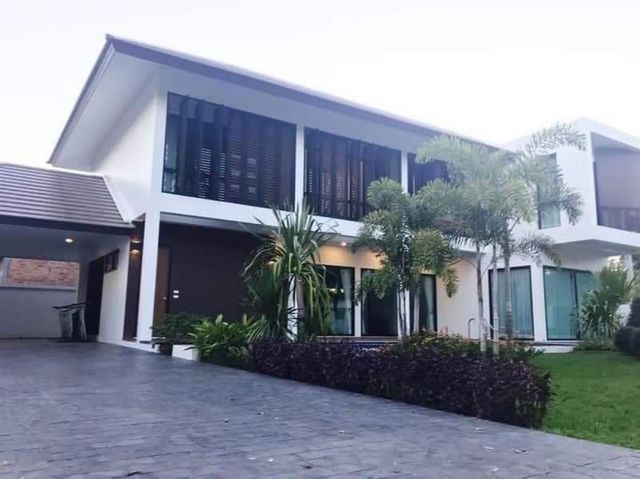 ให้เช่า/ขาย 15.9 ล้าน บ้านพูลวิลล่า หางดง สไตล์โมเดิร์น หมู่บ้านว