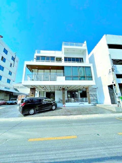 พร้อมออฟฟิศ ชั้น 3 MRT ห้วยขวาง 650 ม.ให้เช่าอาคารสำนักงาน 4 ชั้น