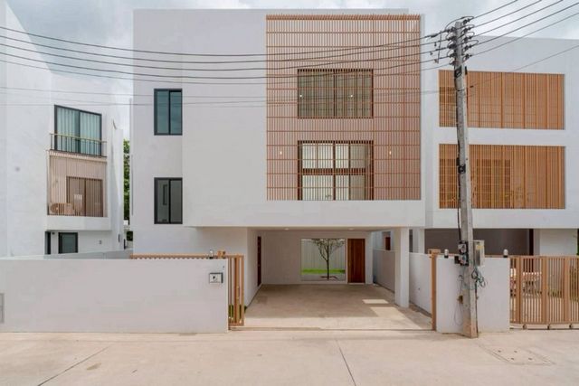 เปิดจองด่วน! 4.59 ลบ. พูลวิลล่า 3 ชั้น สารภี ให้ฟีลเหมือนอยู่รีสอ