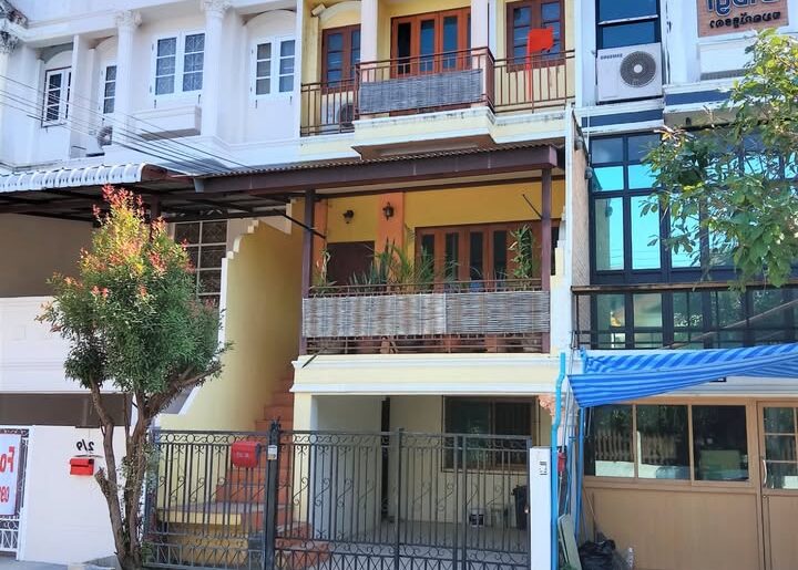 ขายบ้านทาวน์เฮ้าส์ 3 ชั้น ใจกลางเมืองเชียงใหม่ ถนนราษฎร์อุทิศ ซอย