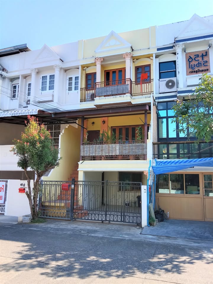 ขายบ้านทาวน์เฮ้าส์ 3 ชั้น ใจกลางเมืองเชียงใหม่ ถนนราษฎร์อุทิศ ซอย