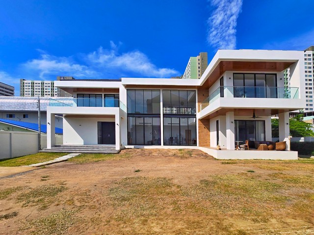 บ้านหรูขนาดใหญ่สไตล์โมเดิร์น เหมาะสำหรับครอบครัวใหญ่ จอดรถได้ 10+