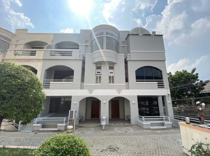 ให้เช่าทาวน์โฮม 4 ชั้น ปาร์ควิว ทาวน์อินทาวน์ ถนนศรีวรา