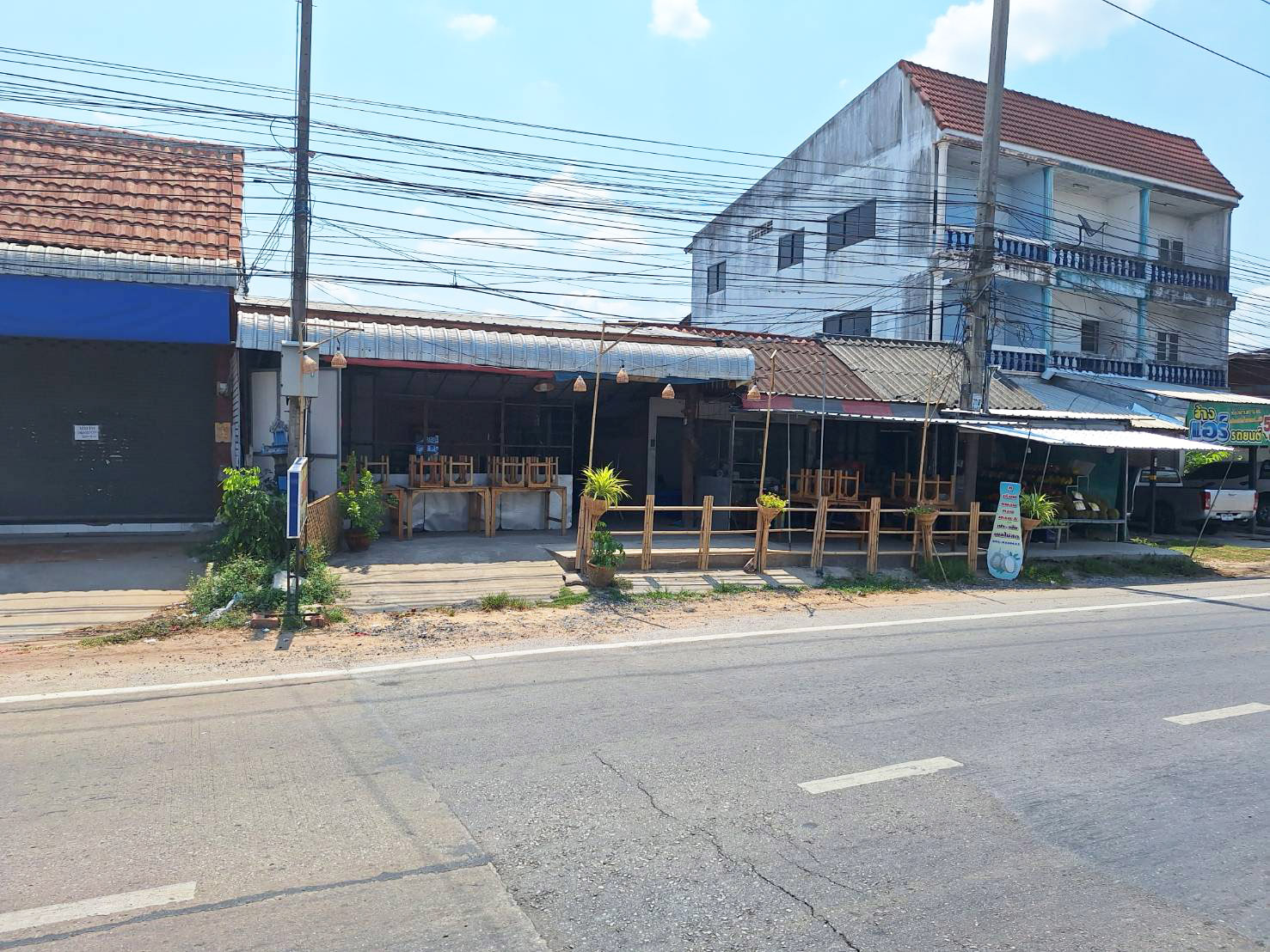 ขายที่ดินพร้อมสิ่งปลูกสร้าง 78.7 ตรว. ใกล้สี่แยกสุวรรณภูมิ จ.ร้อย