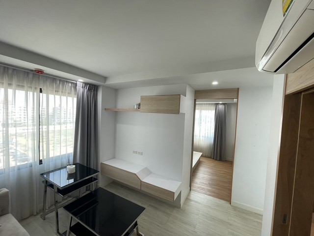 วี คอนโด ศาลายา ตึก 12A ชั้น 7 ห้องริม มีหน้าต่างที่ห้องนั่งเล่น