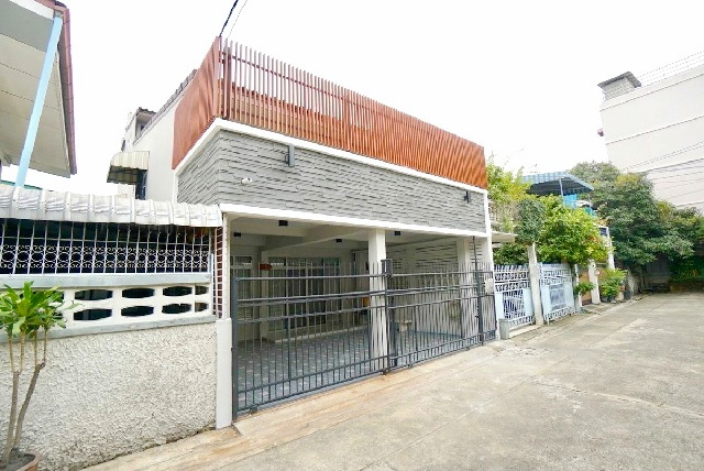 ให้เช่าทาวน์เฮ้าส์ 3 ชั้น เซ็นทรัล รัชดา1-5 7นอน MRT พระราม 9 50