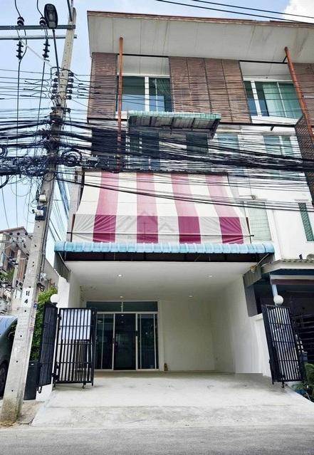 ให้เช่าและขายทาวน์โฮม 3 ชั้นครึ่ง หมู่บ้านดิแอททิคไลท์ แจ้งวัฒนะ