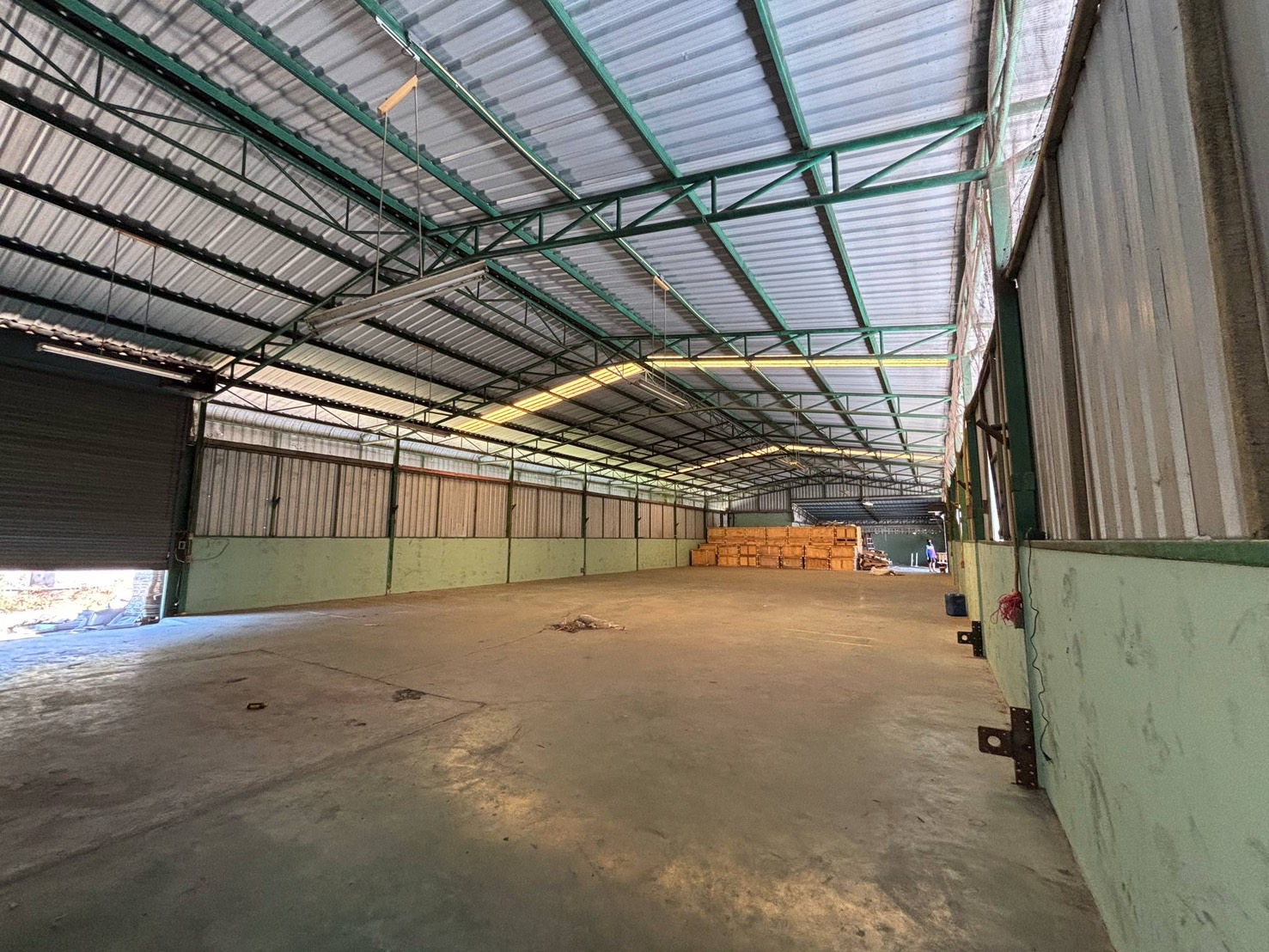 ให้เช่าโรงงาน4ไร่2000ตาราเมตร 3โกดังในพื้นที่เดียวกัน ถนนอมตะ ชลบ