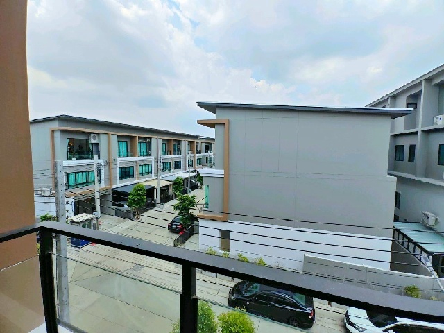 เทพรักษ์ MRTลาดปลาเค้า 2.2 กม. ให้เช่าทาวน์โฮม 3ชั้น 4นอน ม.นอร์ท