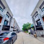 ถนนบางนาตราด กม.5 MRT ศรีเอี่ยม 1.1กม.ให้เช่าทาวน์โฮม 3ชั้น 20ตร.