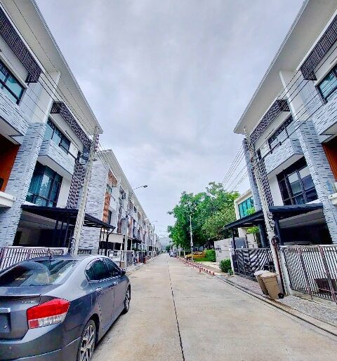 ให้เช่าทาวน์โฮม 3ชั้น 20ตร.ม ถนนบางนาตราด กม.5 MRT ศรีเอี่ยม 1.1ก