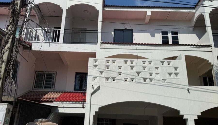 ขายด่วน 4.9 ล้าน 25.7 ตรว. ทาวน์โฮม 3 ชั้น เชียงใหม่แลนด์ รีโนเวท