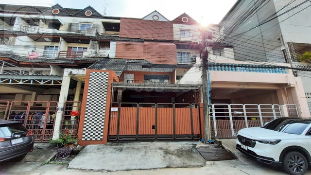 ขายทาวน์โฮม 4 ชั้น ตกแต่งพร้อมอยู่ ถนนพัฒนาการ44 เนื้อที่ 31.5 ตา