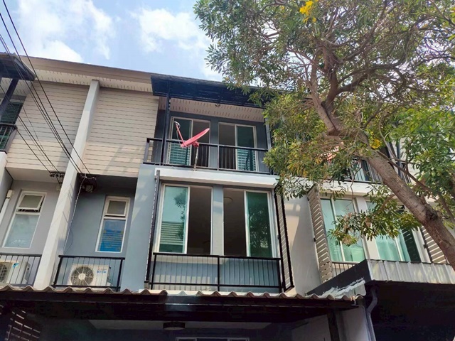 โลตัส ลาดปลาเค้า 850ม. จดทะเบียนได้ ทาวน์โฮม 3 ชั้น 3นอน 4แอร์