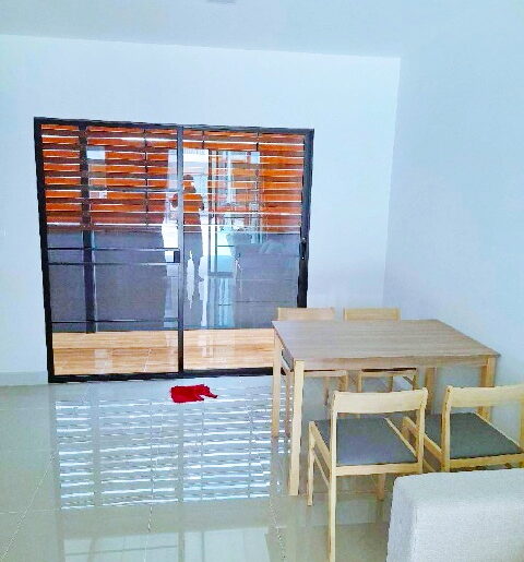 ห้เช่าทาวน์เฮาส์ 2ชั้น 18 ม.กรุงเทพ ฟิวเจอร์พาร์ค รังสิต 1.6 กม.