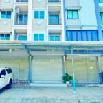 MRT บางพลู 4.2 กตลาดพระเงิน 1.8 กม. ทาวน์โฮม 4 ชั้น+ดาดฟ้า 6 นอน