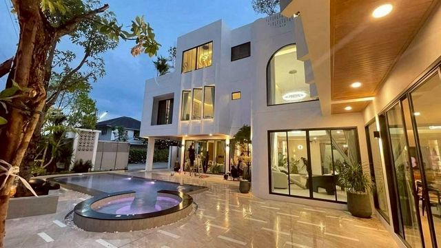 พูลวิลล่าหรูให้เช่า 250,000 บาท/ขาย 23.9 ล้าน 109 ตรว. 8 นอน 10 น