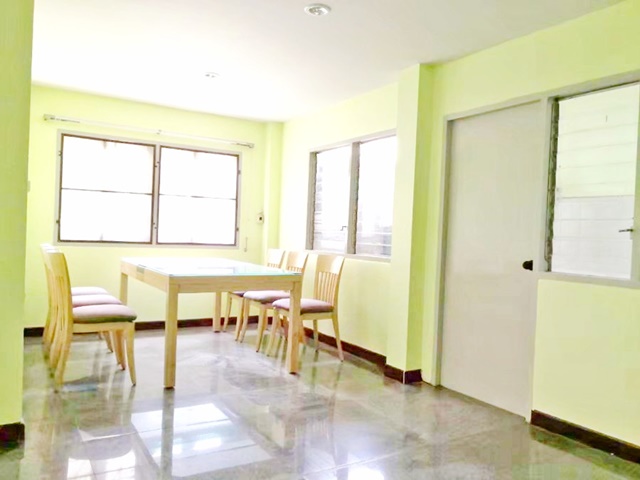 ให้เช่าบ้านมุมหลังใหญ่ ตลาดถนอมมิตร 2 กม. MRT วัชรพล 2.7 กม.