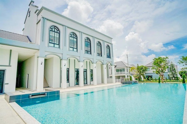 -ายขาดทุนฤหาสน์ใหญ่ 2ชั้น หลังม รร.นวมินทร์ สวนกุหลาบ 4กม. 4-5นอน