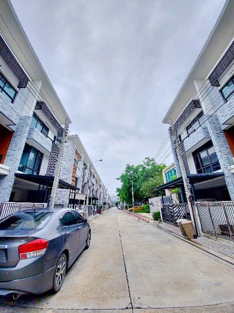 ให้เช่าทาวน์โฮม 3ชั้น 20ตร.ถนนบางนาตราด กม.5 MRT ศรีเอี่ยม 1.1กม.