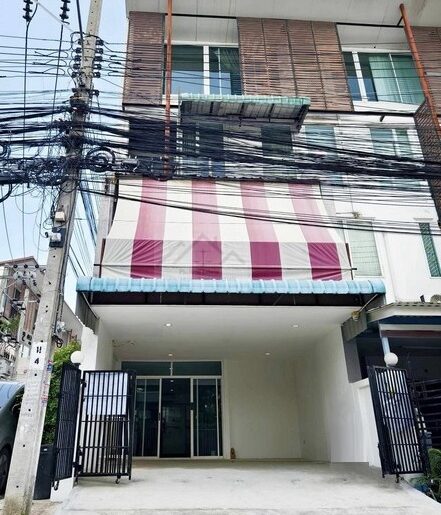 ขายทาวน์โฮม 3 ชั้นครึ่ง หลังมุม หมู่บ้านดิแอททิคไลท์ แจ้งวัฒนะ 24