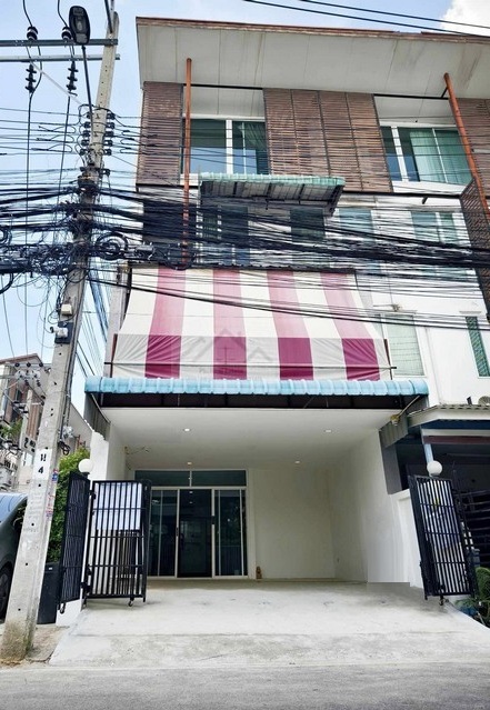 ขายทาวน์โฮม 3 ชั้นครึ่ง หลังมุม หมู่บ้านดิแอททิคไลท์ แจ้งวัฒนะ 24