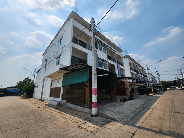 อาคารพานิชย์ ให้เช่า 3 ชั้น หลังมุม ตกแต่งใหม่ ถนนเอกชัย