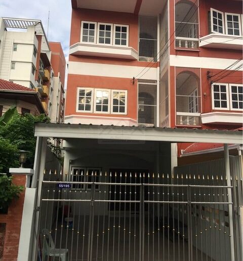 ให้เช่าทาวน์โฮม 3 ชั้น 4 ห้องนอน ลาดพร้าวซอย 29 ใกล้ MRT ลาดพร้าว