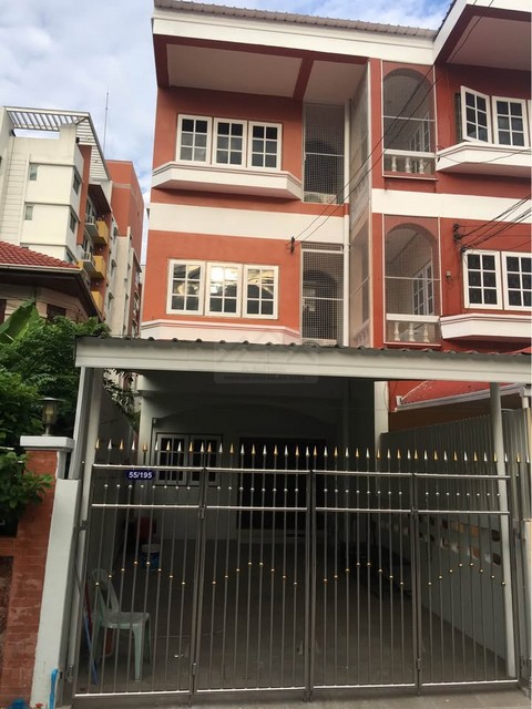 ให้เช่าทาวน์โฮม 3 ชั้น 4 ห้องนอน ลาดพร้าวซอย 29 ใกล้ MRT ลาดพร้าว