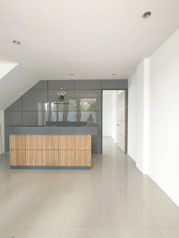 ให้เช่าโฮมออฟฟิต4ชั้นห้องมุม300ตร.ม.ย่านรามอินทราใกล้แฟชั่นไอแลนส