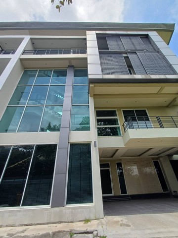 ให้เช่าโฮมออฟฟิต4ชั้นห้องมุม 600 ตร.ม.ย่านรามอินทราใกล้แฟชั่นไอแล