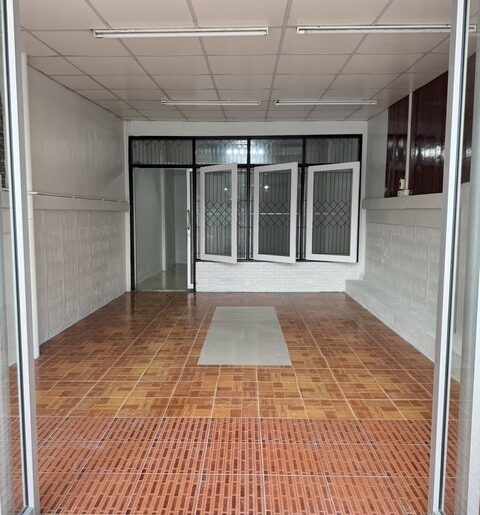 P670 ให้เช่าทาวน์เฮ้าส์ 2 ชั้น โชคชัย 4 ใกล้ตลาดโชคชัย 4 ใกล้ 650