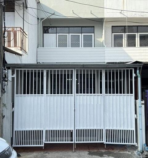 ให้เช่าทาวน์เฮ้าส์ 2 ชั้น 4 นอน ย่านโชคชัย 4 ใกล้ตลาดโชคชัย 4