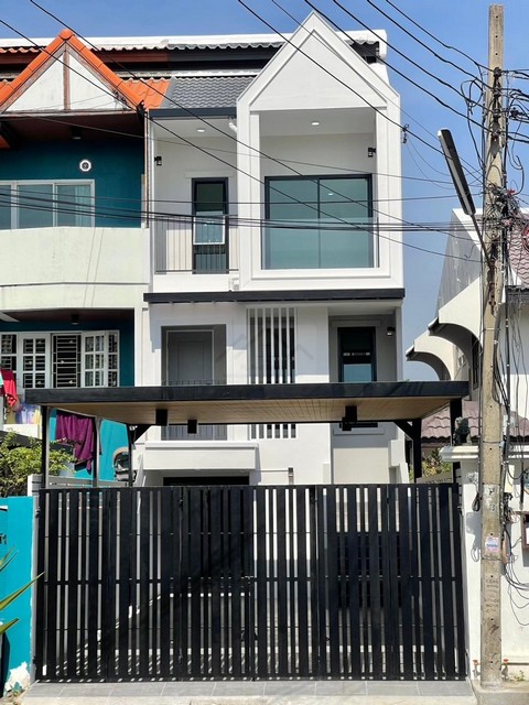 ขายทาวน์โฮม 3 ชั้น เล่นระดับ ซอยติวานนท์43 ใกล้สถานีรถไฟฟ้า สามัค