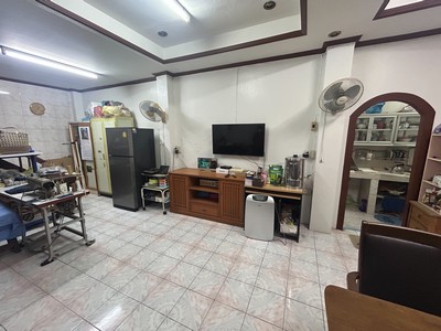 ตึกแถว 3 ชั้นครึ่ง ย่านสีลม ถนนคอนแวนต์ ซ.พิพัฒน์ 2 เนื้อที่ 11 ต