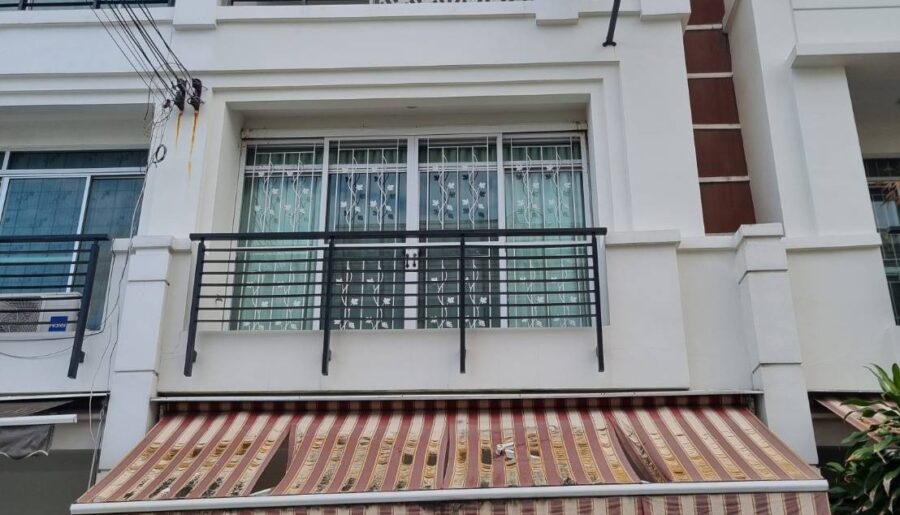 ขายทาวน์เฮ้าส์ 3 ชั้น หมู่บ้านกลางเมืองสุขุมวิท 113