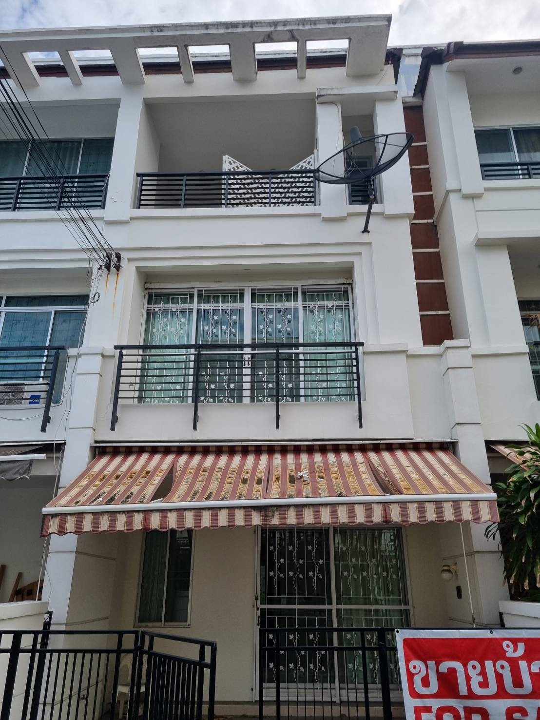 ขายทาวน์เฮ้าส์ 3 ชั้น หมู่บ้านกลางเมืองสุขุมวิท 113