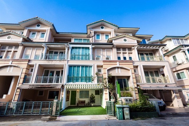 ทาวน์โฮมหรู 4 ชั้น The Peridot Sabaispace