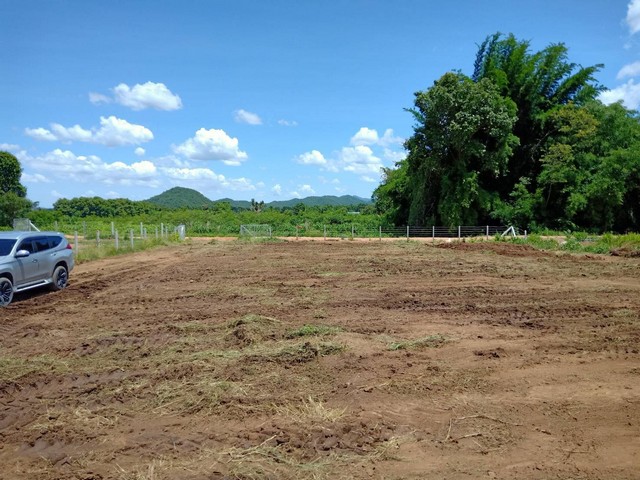 ที่ดินล้อมรั้วแล้ว ขุดบ่อ1ลูก ลึก3เมตร