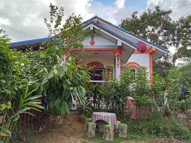 ขายที่ดินพร้อมบ้าน 8 ไร่ ทำเลทอง ติดถนน