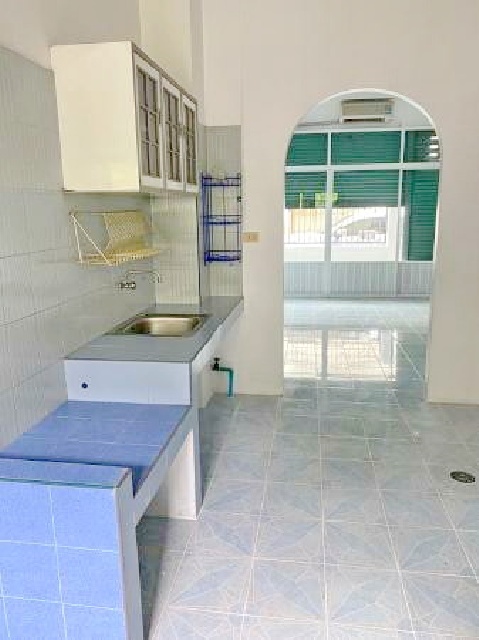 พร้อมดาดฟ้า เกาะลอย โรบินสัน ศรีราชา 1กม.ให้เช่าบ้านทาวน์โฮม 3 ชั