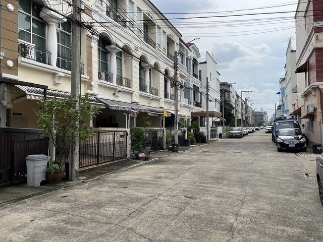 P761 ขายทาวน์โฮม บ้านกลางเมือง ลาดพร้าว – โชคชัย 4 ติดกองปราบปราม