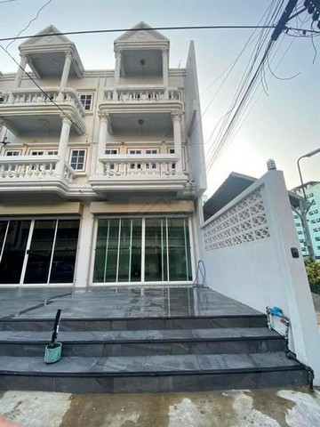 ให้เช่าทาวน์เฮ้าส์ 3 ชั้น ซอยประชาราษฎร์บำเพ็ญ 9 รัชดา ห้วยขวาง